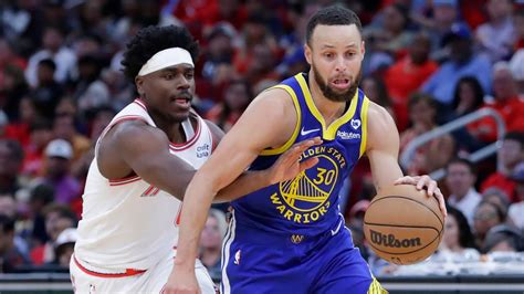 Curry and Thompson score 29 each as Warriors stretch win .